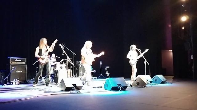 Marco Mendoza, Иван Келлер на сцене Дома Музыки ( Москва ). 07.09.2022 смотреть онлайн