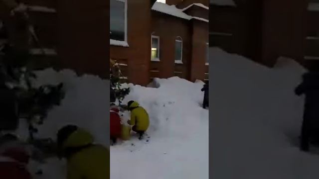 В преддверии Рождества Христова - украшаем растущие сосёночки вокруг Храма смотреть онлайн