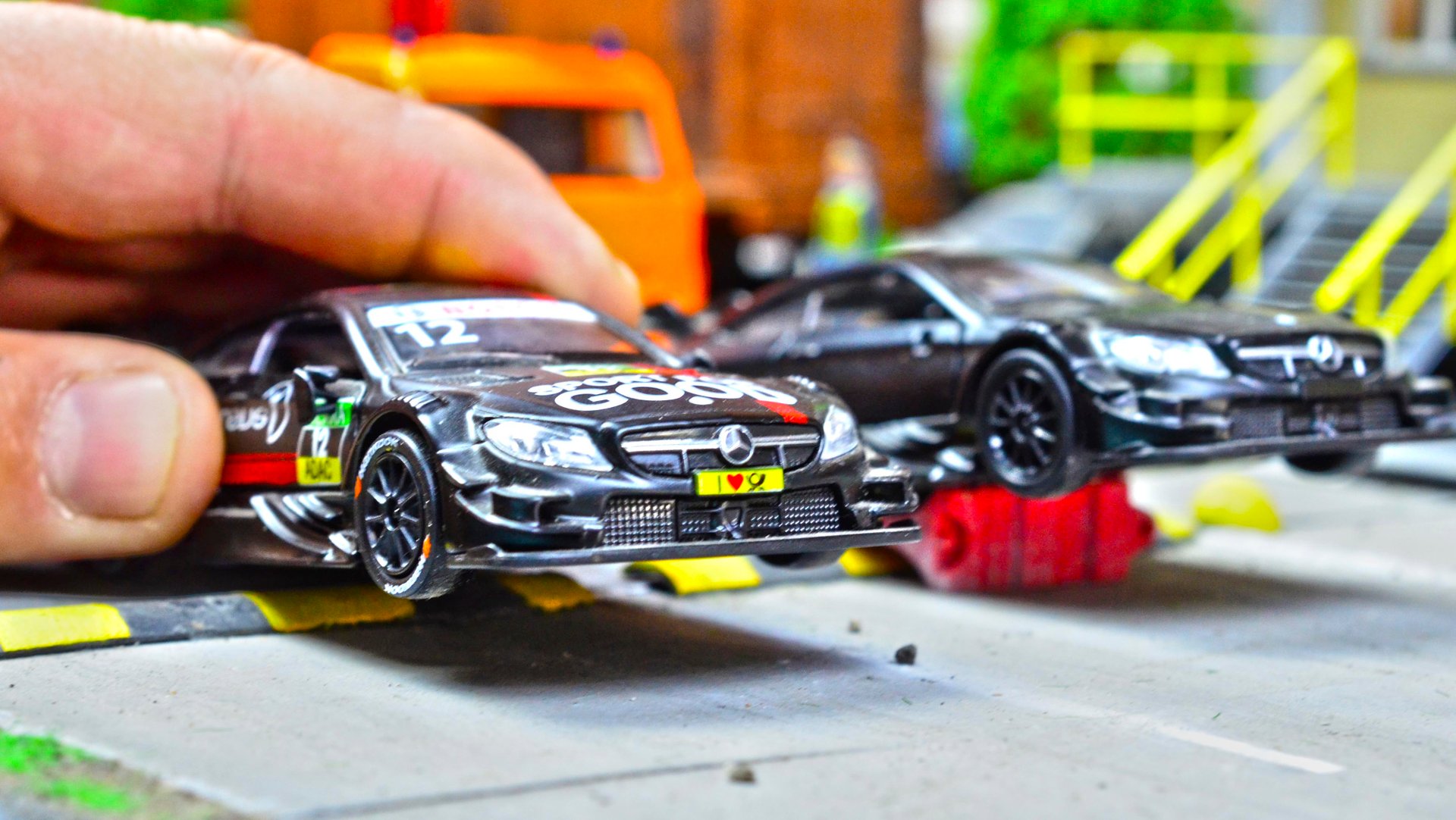 Спортивные машины ПРОЛЕТАЮТ ЛЕЖАЧИЙ ПОЛИЦЕЙСКИЙ! Про машинки. смотреть онлайн