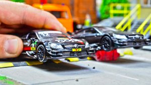 Спортивные машины ПРОЛЕТАЮТ ЛЕЖАЧИЙ ПОЛИЦЕЙСКИЙ! Про машинки.