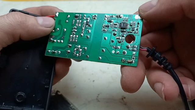 Что внутри аккумулятора и ЗУ шуруповерта Вихрь. смотреть онлайн