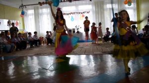 Танец девочек на выпускном в зарянском детском саду