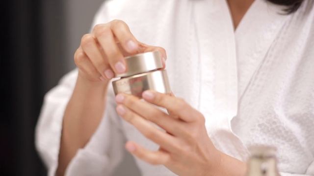 Completed Anti-Ageing Routine: Clarins Double Serum and Nutri-Lumière Creams смотреть онлайн
