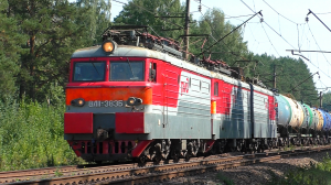 ВЛ11-161/383 Б с грузовым поездом и электропоезд ЭД4М-0047 сообщением Екатеринбург-Пасс. - Ощепково
