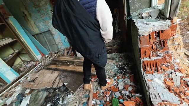 Забытый и заброшенный детский лагерь Смена. Странные люди и машины на территории смотреть онлайн