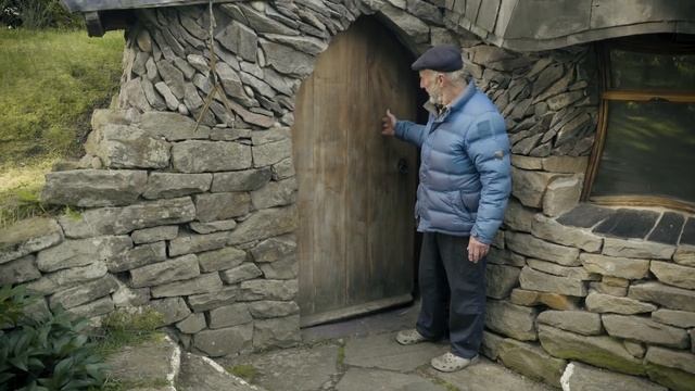 Man Builds Earthen Hobbit Inspired Building in Scotland смотреть онлайн