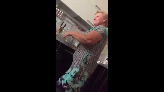 Бабушка в отрыве или под чем_то !