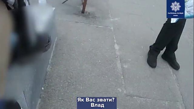В центре Киева самокатчик напоролся на штырь, смотреть онлайн