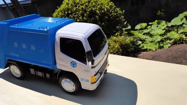 Box full of Garbage Truck Minicars Drive a Steep Hill ! Drive Test & Dispatched!! смотреть онлайн