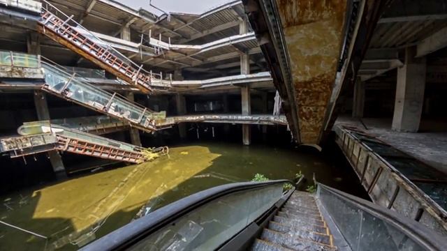 Этот заброшенный торговый центр кишит тысячами рыб! смотреть онлайн