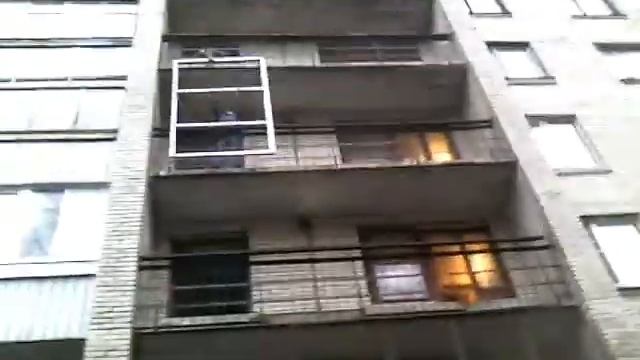 Как можно поднять раму на 9 этаж если она не лезет в лифт и не проходит по лестнице? смотреть онлайн