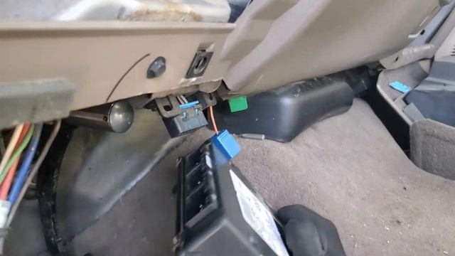 2003 Ford F250 SD GEM VSM Module location and removal смотреть онлайн
