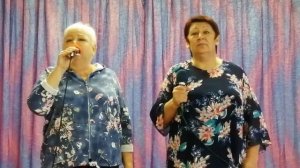 дуэт Подруги исполняют песню "За синими туманами"