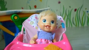 Малышка Нелли обкакалась!!! Поменяем ей подгузник и покормим её!! Будь как мама!