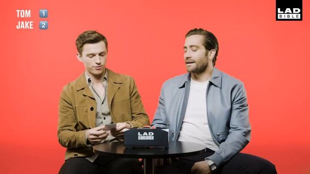 ТОМ ХОЛЛАНД И ДЖЕЙК ДЖИЛЛЕНХОЛ ИГРАЮТ В "КРОКОДИЛА" смотреть онлайн