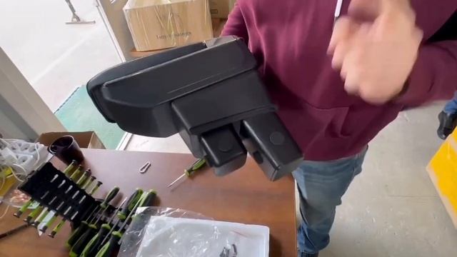 Установка подлокотника HONDA FIT GE6 GE7 2007-2013 в штатные подстаканники. смотреть онлайн