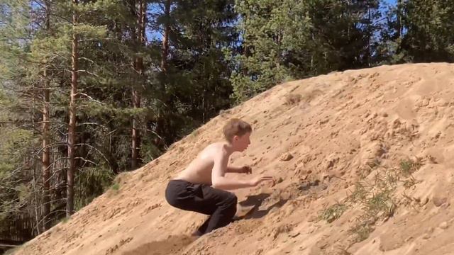 Сумасшедший фриран на песке. Крутим дикие сальтушки в песок. смотреть онлайн