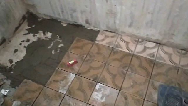 выкладываю старенькую плиточку в погребе. смотреть онлайн