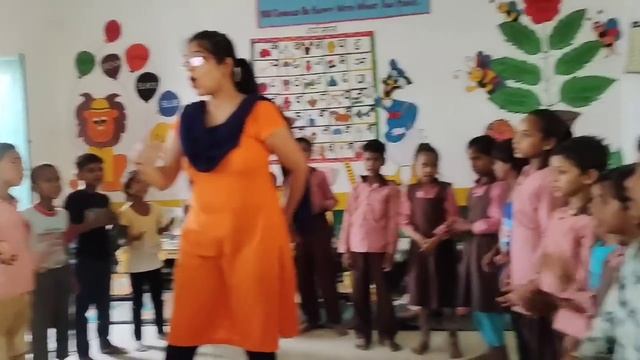 महीनों के नाम याद कराए आसानी से कविता गतिविधि द्वारा। महीनों की कविता। Months Names Activity смотреть онлайн
