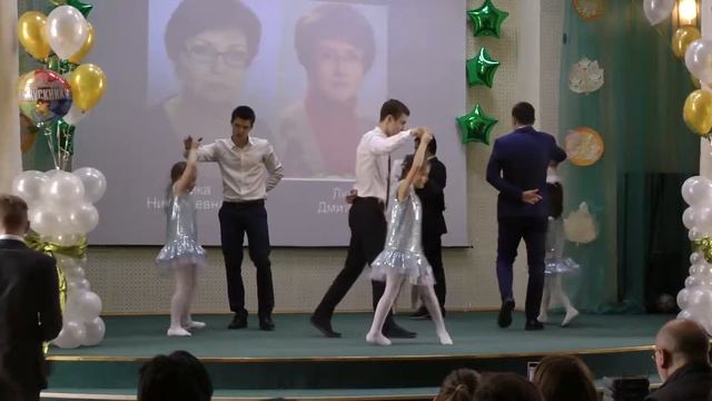 Последний звонок, 24.05.2016, г.Москва, 417 школа, танец с первоклашками смотреть онлайн