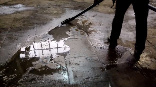 Уборка жидкости профессиональным пылесосом Дастпром от компании russianpylesos.ru смотреть онлайн