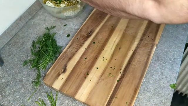 Салат с горошком, яйцом и огурцом. Будь молодцом! #мужикнакухне смотреть онлайн