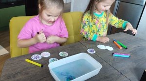 эксперимент с фломастерами, ватными дисками и водой, радуга в воде #эксперимент