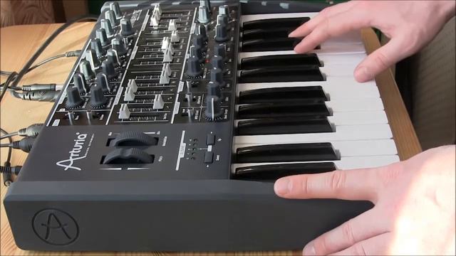 7 ступенчатый мото-синтез на Arturia MiniBRUTE :-) смотреть онлайн