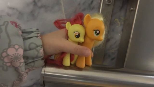 Эппл Блум и Эппл Джек гуляют по гостям смотреть онлайн