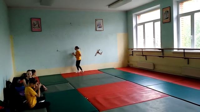 Вика прыгает колесо без рук туда и обратно смотреть онлайн