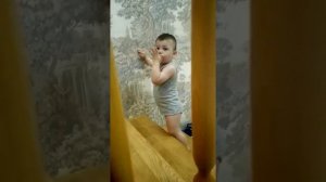 Мать ругает ребёнка за то что он поднимается по лестнице #МалышМатвейка