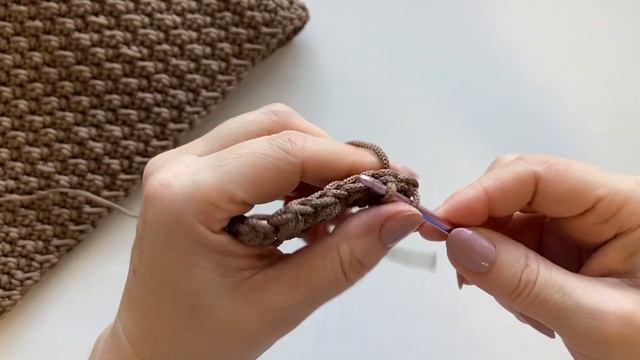 Фактурный узор поворотными рядами из полиэфирного шнура?#вязаниекрючком #вязанаясумка смотреть онлайн