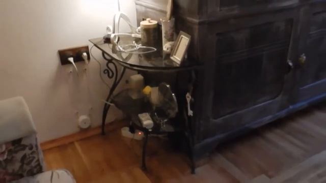 Кованый металл в квартире с высоким потолком, в стиле прованс.