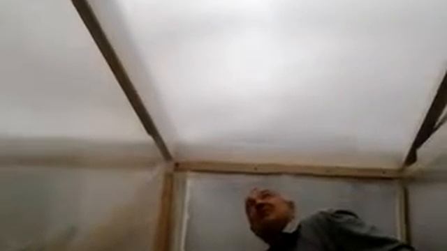 Строим теплицу. Кладем второй слой поликарбоната смотреть онлайн