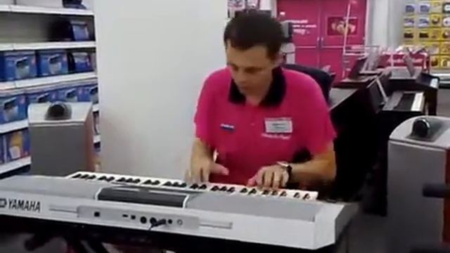 Классно играет на синтезаторе