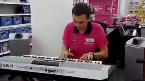 Классно играет на синтезаторе