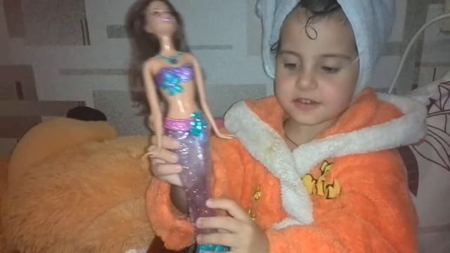 Ванна вместе с Барби-русалкой смотреть онлайн