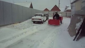 Мотороллер муравей чистит снег