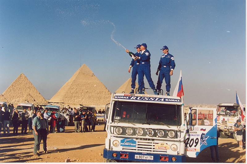 К 30-летию команды. 15 Золотых Дакаров «КАМАЗ-мастера». Год 2000 смотреть онлайн