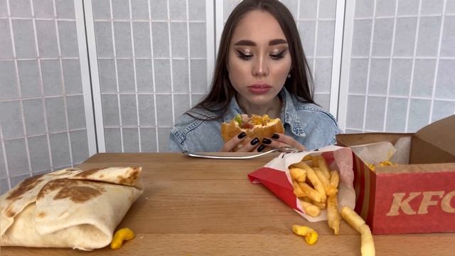 Мукбанг/ Mac N Cheese? Бургер?/Болтаем обо всем♥️ смотреть онлайн