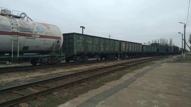 Прибытие тепловоза 2ТЭ25Км-0202 с грузовым поездом смотреть онлайн