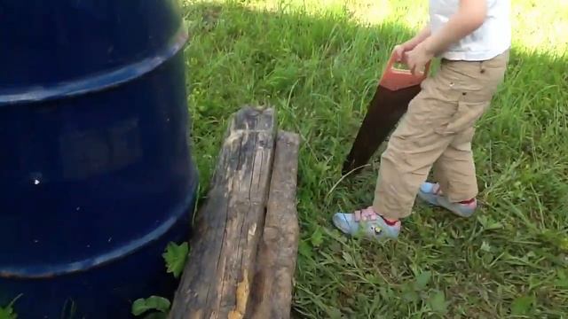 Дача. Кирилл пилит бревно. смотреть онлайн