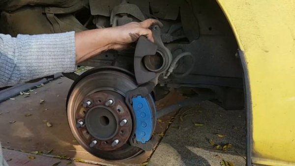 Toyota HiAce Front Brake Pads Replacement