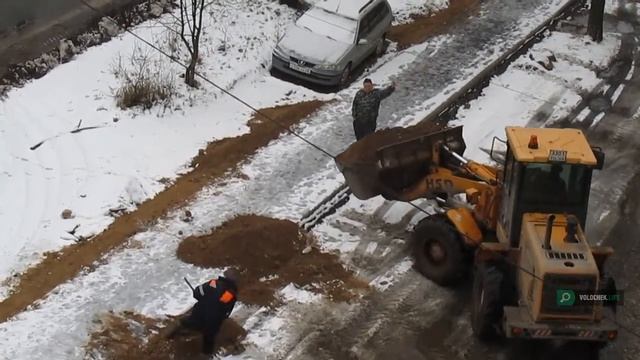 На улице Мира в Вышнем Волочке делают подсыпку обочин и новых тротуаров смотреть онлайн