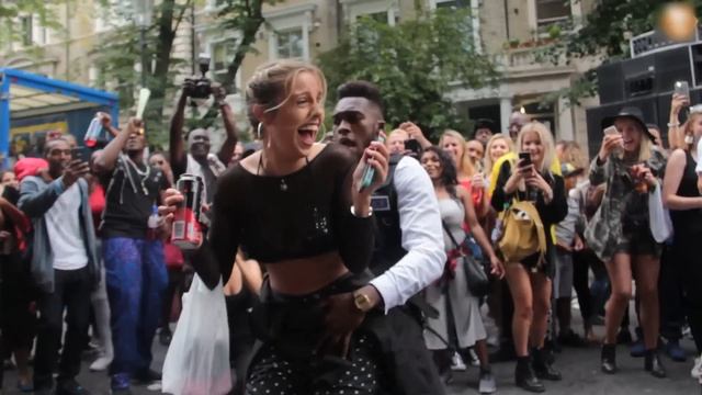 Police Officer Daggering Girls At Notting Hill Carnival смотреть онлайн