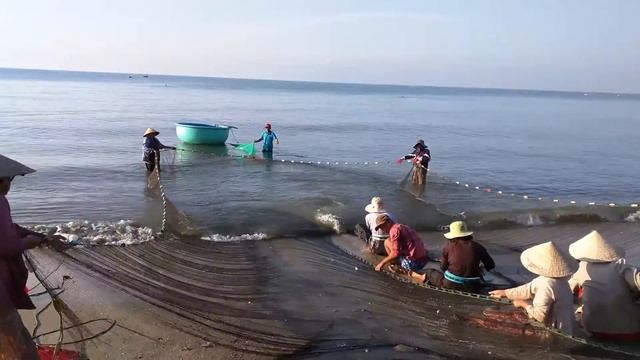 Ловля рыбы сетью в Муйне, Вьетнам. смотреть онлайн