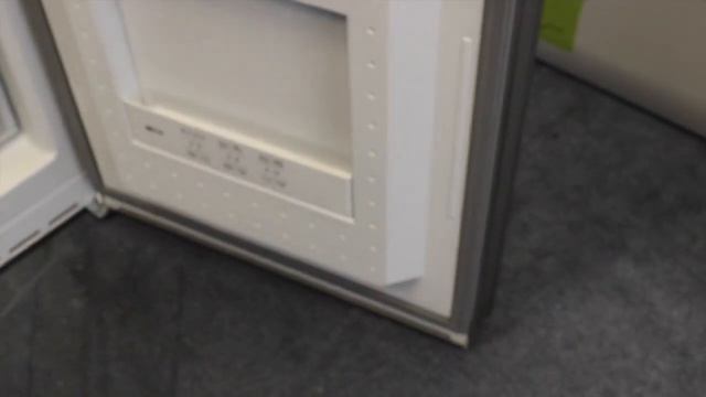 A graded video showing a Siemens KG39FSB20 Fridge Freezer смотреть онлайн