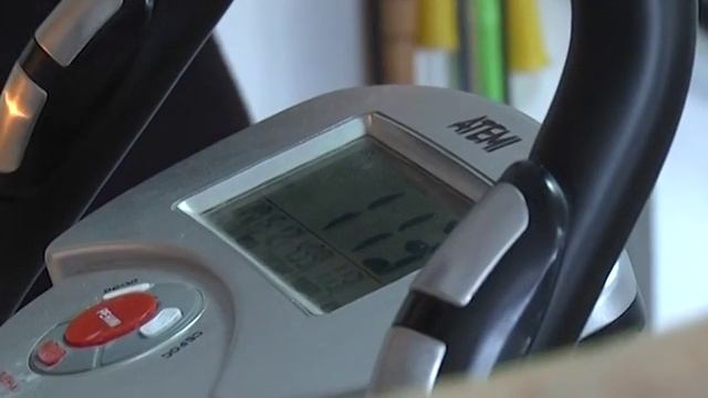 Пенсионерка села Тогур не уступает посетителям спортивного клуба в силовых упражнениях и аэробике смотреть онлайн