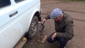 Как любым домкратом поднять машину за колесо.