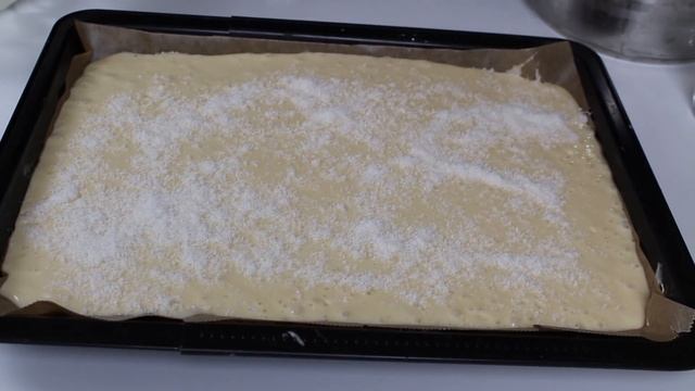 Ein leckerer Blechkuchen mit fruchtigen Beeren und Kokos in nur 15 Minuten✅ kommt immer gut an